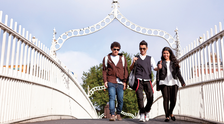 Pessoas andando em ponte, em Dublin
