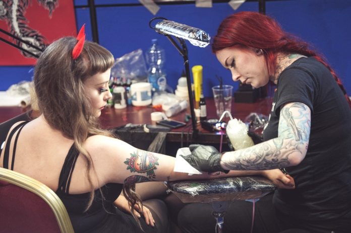 Tatuadoras na Convenção de Tatuagem de Dublin