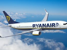 Avião da Ryanair no céu