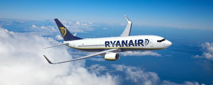 Avião da Ryanair no céu