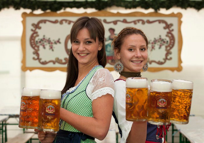 Meninas segurando cervejas na Oktoberfest em Dublin