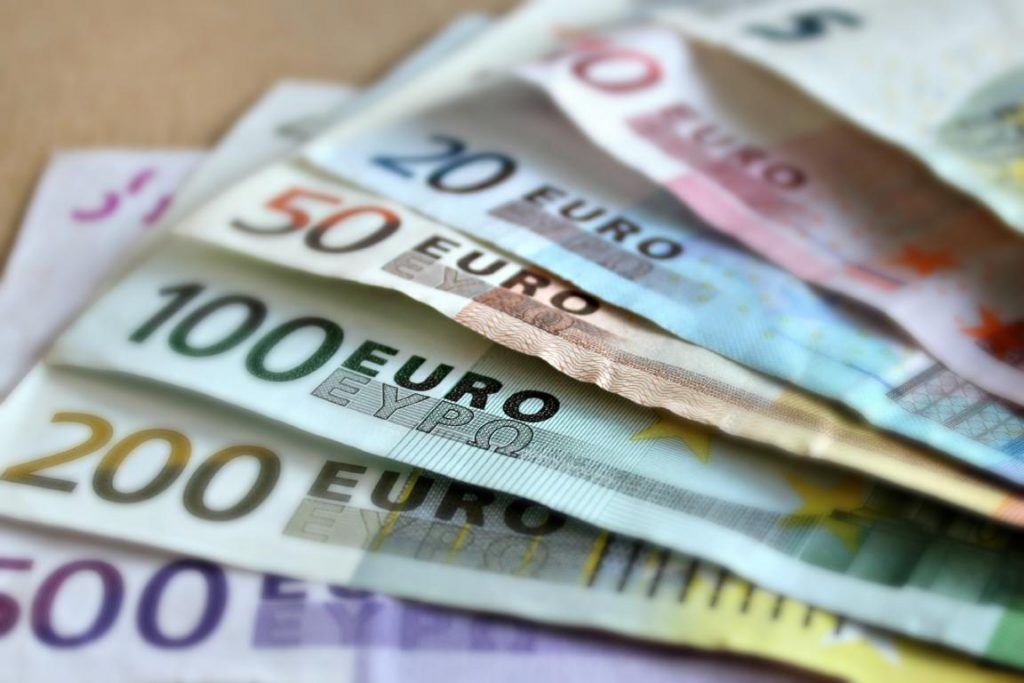 Euro em espécie, uma das maneiras de levar dinheiro para o intercâmbio