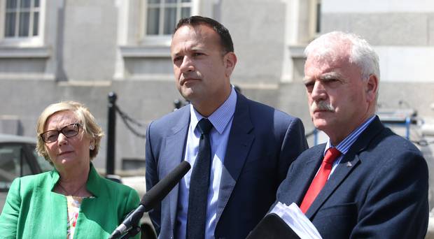 Leo Varadkar durante anúncio do aumento do salário mínimo na Irlanda