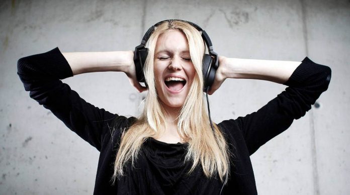 ouvir-musica mulher ouvindo músicas em inglês